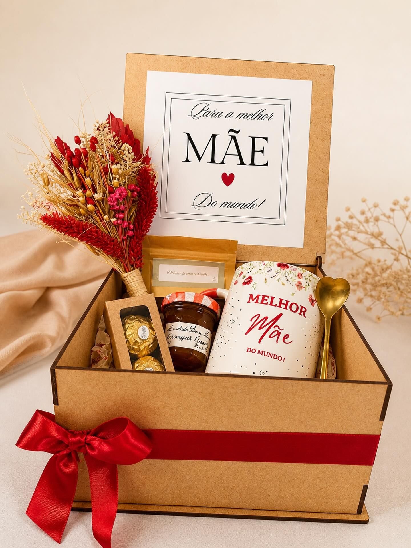 Caixa de presente de madeira "Para a melhor mãe do mundo" com caneca, doces, flores secas e laço vermelho