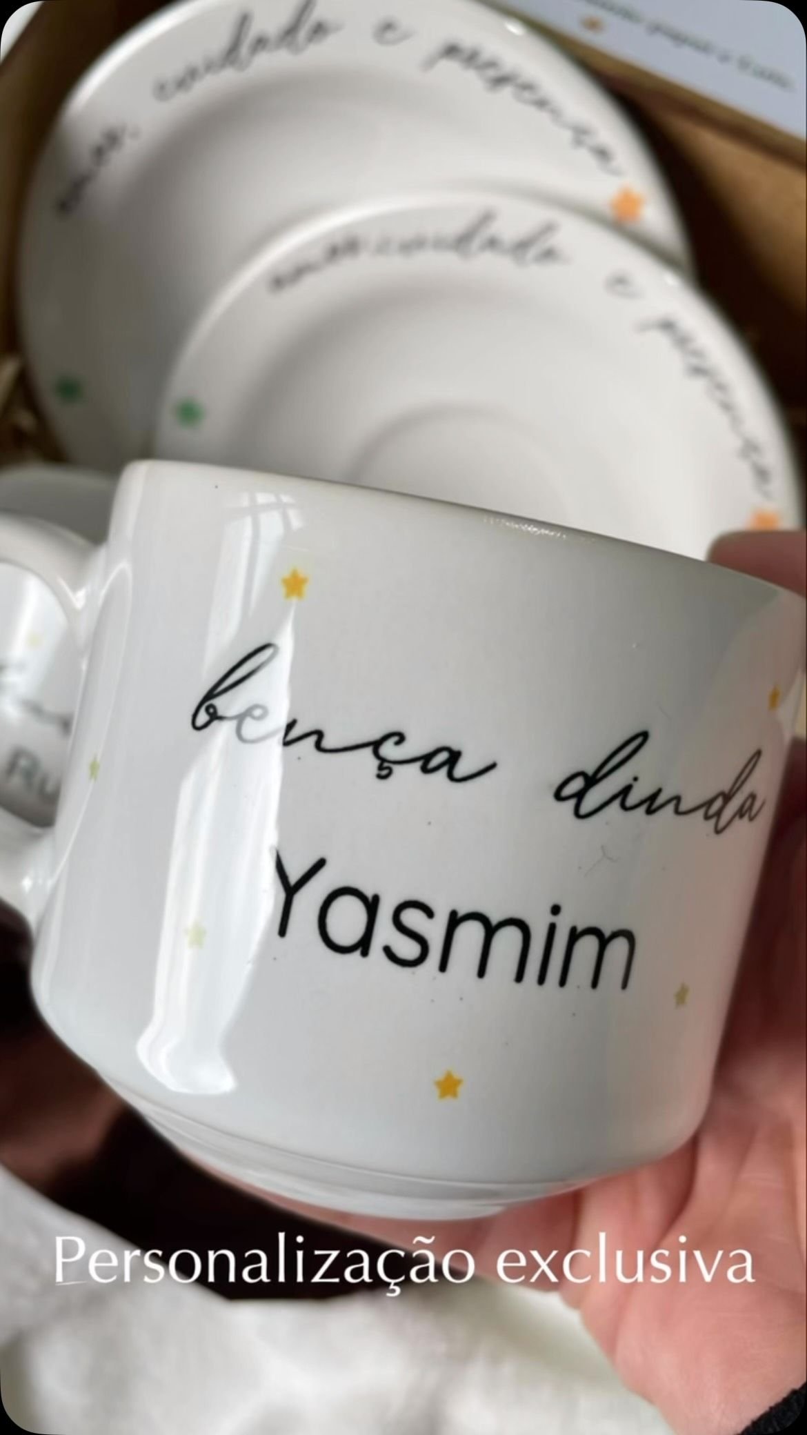 Caneca branca personalizada com a frase "bença dinda" e o nome Yasmim, convite de madrinha
