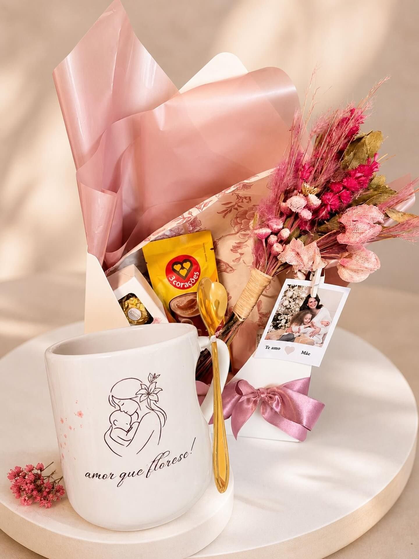 Caneca personalizada "amor que floresce" com buquê de flores secas rosas e chocolates, presente personalizado