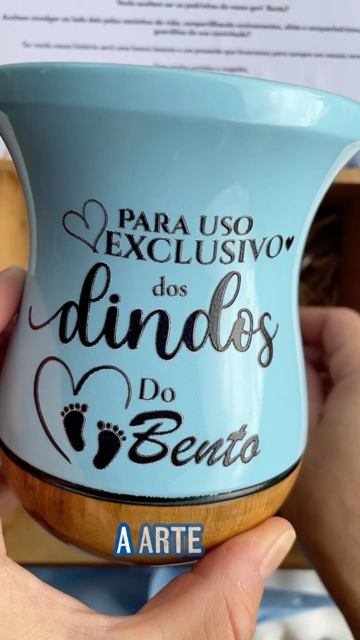 Cuia de chimarrão azul personalizada com a frase "para uso exclusivo dos dindos do Bento"