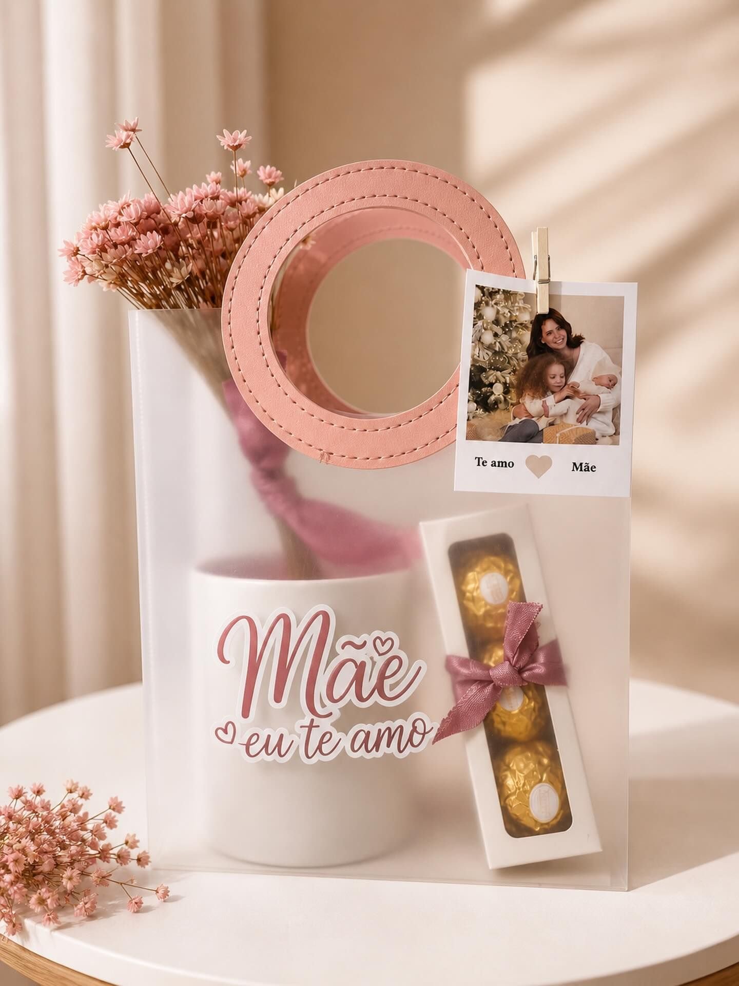 Caneca personalizada "Mãe, eu te amo" com bombons, flores secas e foto polaroid, presente de Dia das Mães da Aurora Personalizados