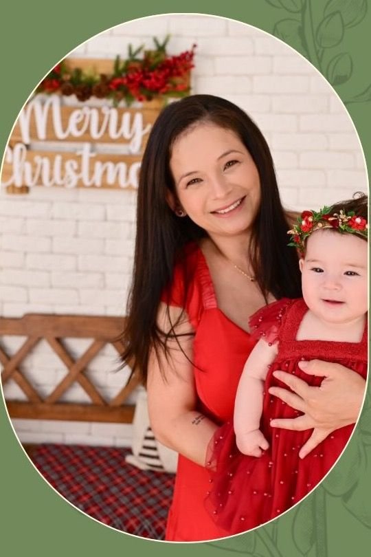 Mãe e filha Aurora sorrindo, fundadoras da Aurora Personalizados