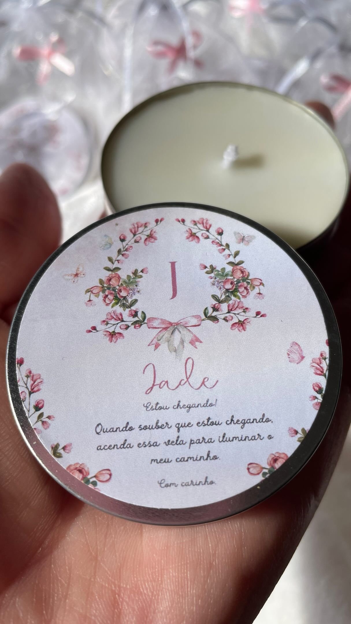 Vela aromática personalizada em lata com rótulo floral e o nome Jade, lembrancinha de nascimento